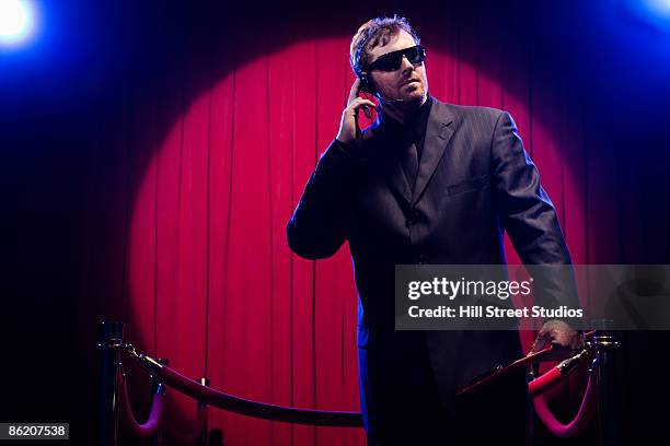 bouncer listening to headset - agent de sécurité photos et images de collection