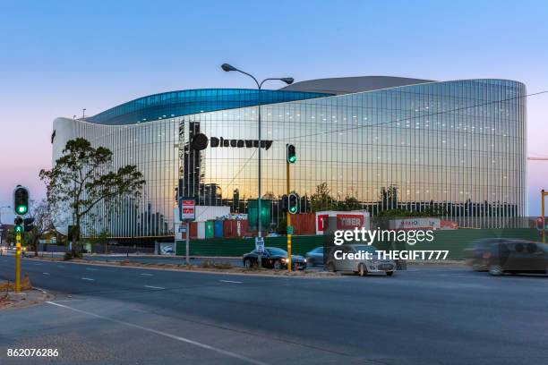 discovery building in sandton, johannesburg - traffic light control box stock pictures, royalty-free photos & images