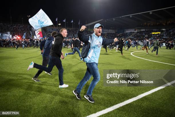 Fans of Malmo FF storms the pitch during the Allsvenskan match between IFK Norrkoping and Malmo FF at Ostgotaporten on October 16, 2017 in...