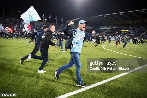 Fans of Malmo FF storms the pitch during the Allsvenskan match between IFK Norrkoping and Malmo FF at Ostgotaporten on October 16, 2017 in...