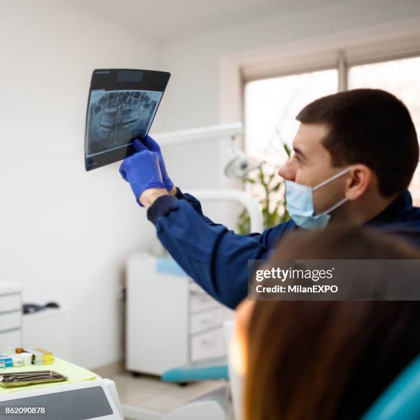 dentist showing x-ray to a patient - ficha-dentária imagens e fotografias de stock
