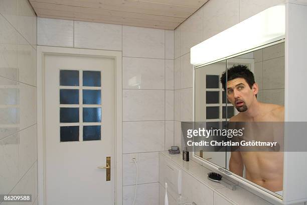lonely reflection - badezimmer mann stock-fotos und bilder