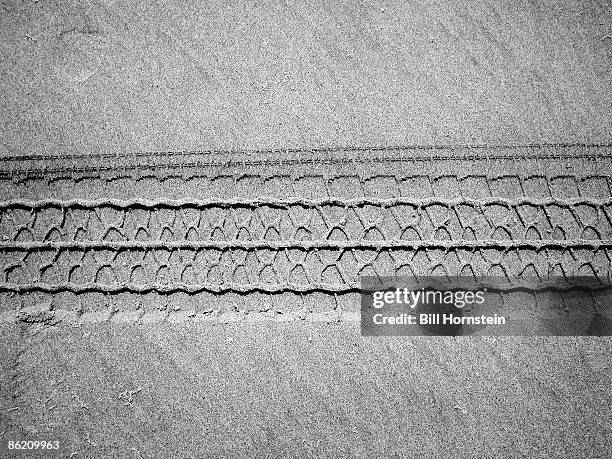 tire track - bandenspoor stockfoto's en -beelden