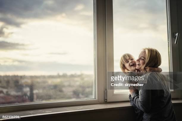 speelse jongetje genieten van een tijd met zijn moeder door het venster - opening night of bb forever brigitte bardot the legend stockfoto's en -beelden