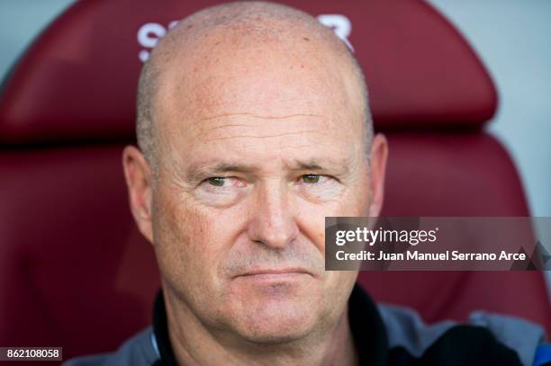 Head Coach Pepe Mel of RC Deportivo La Coruna looks on prior to the start the La Liga match between SD Eibar and RC Deportivo La Coruna at Ipurua...