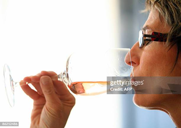 Une personne déguste du vin rosé, le 25 avril 2009, à Cannes à l'occasion du 6ème Mondial du Rosé organisé par l'union des oenologues de France du 25...