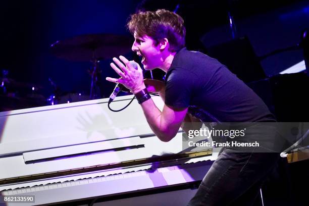 British singer James Blunt performs live on stage during a concert at the Mercedes-Benz Arena on October 16, 2017 in Berlin, Germany.