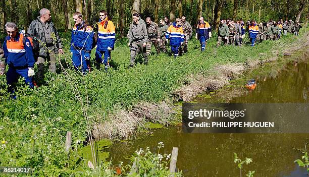 Une centaine de gendarmes aidés de bénévoles de la Sécurité Civile poursuivent, le 25 avril 2009 à Bergues, des recherches pour retrouver Jonathan...