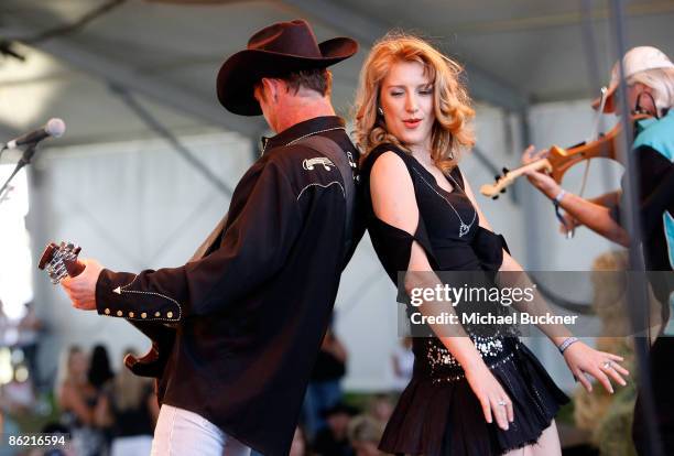 Strane Larson Country 18 Gayle Larson Photos & High Res Pictures - Getty Images