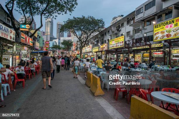the street food night market on jalan alor in central kuala lumpur, malaysia - kuala lumpur stockfoto's en -beelden