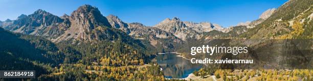 lago de sant maurici en el pirineo, cataluña, españa - pirineos fotografías e imágenes de stock