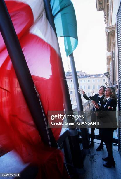 Le drapeau italien est hissé pour indiquer au pays le début d'une session à la chambre des députés à Rome en juillet 1999, Italie.