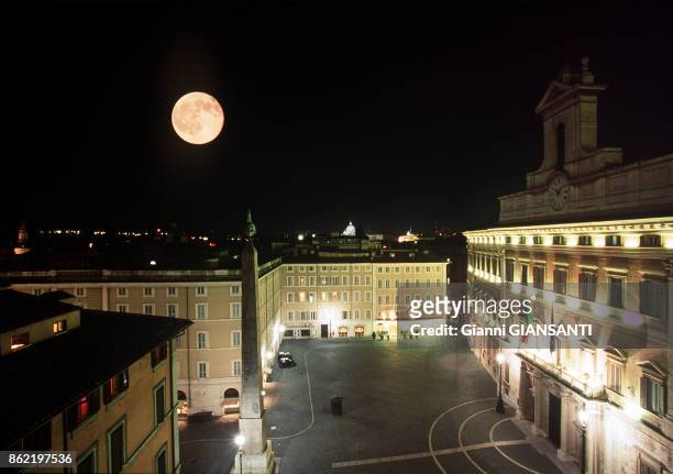 Vue de nuit de la chambre des députés, le Palais Montecitorio, à Rome en juillet 1999, Italie.