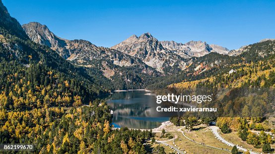 Otoño en el lago de Sant Maurici, Pirineos, Cataluña, España Otoño en el lago de Sant Maurici, Pirineos, Cataluña, España
