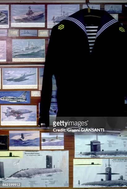Un uniforme et des photos d'avions et de sous-marins accrochées sur un mur dans une académie militaire en Russie en décembre 1990.