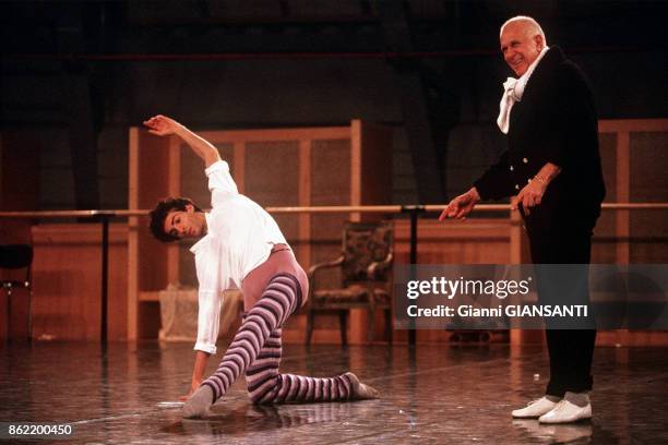 Roland Petit et Jose Martinez lors d'une répétiotion à l'Opéra Garnier à Paris en janvier 1995, France.