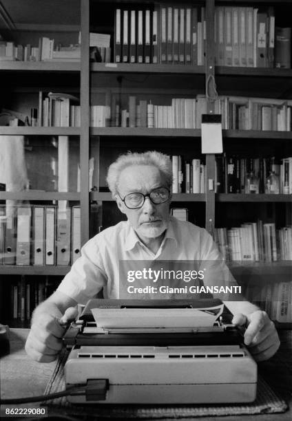 écrivain italien Primo Levi chez lui à Rome en janvier 1986, Italie.