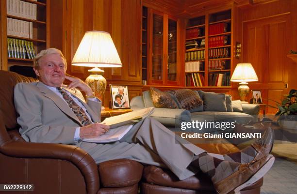 Mark McCormack, pdg de IMG, agent de sportifs et avocat américain, dans sa villa de Orlando en Floride le 1er mars 1993, Etats-Unis