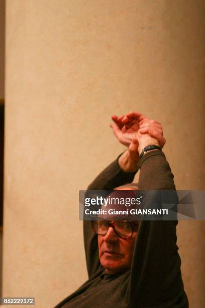 Le compositeur Ennio Morricone lors d'une séance d'enregistrement à Rome en mai 2003, Italie.