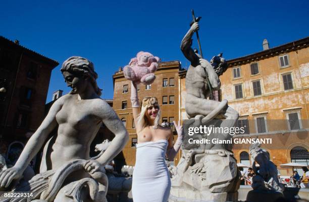 Actrice italenne Ilona Staller, alias 'La Cicciolina' à Rome le 17 juin 1987, Italie.