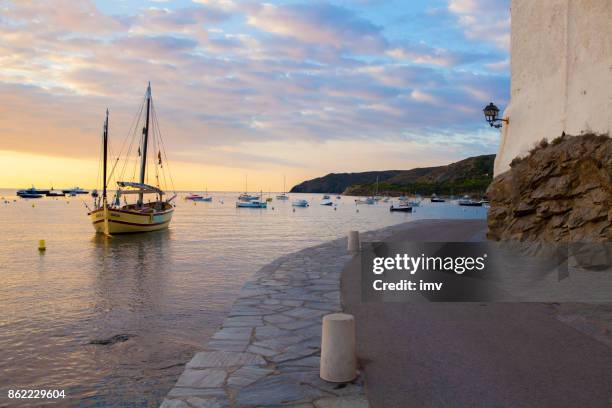 amanecer de cadaqués - cadaqués fotografías e imágenes de stock