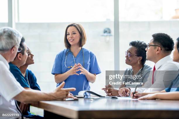 médicos de reuniones - cute nurses fotografías e imágenes de stock