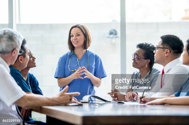 doctors meeting - profissional da área médica imagens e fotografias de stock