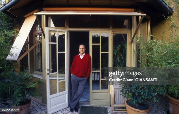 écrivain italien Italo Calvino chez lui à Rome en décembre 1984, Italie.