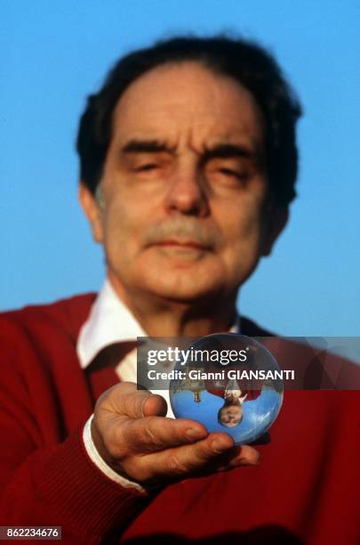 écrivain italien Italo Calvino chez lui à Rome en décembre 1984, Italie.