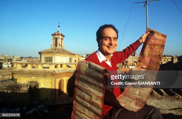 écrivain italien Italo Calvino chez lui à Rome en décembre 1984, Italie.