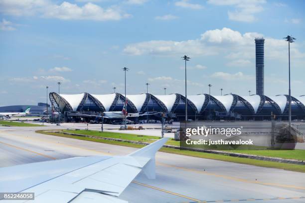 airbus a380 di emirates che passa il terminal delle partenze - aeroporto di suvarnabhumi foto e immagini stock
