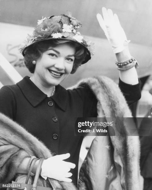 American actress Anne Baxter arrives at London Airport from the United States, 30th May 1958. She is in the UK to star in the stage show 'The Joshua...