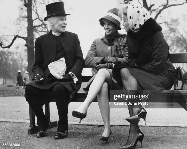 Scottish actor and comedian Stanley Baxter filming a scene for the comedy 'Crooks Anonymous' in Hyde Park, London, with actresses Julie Christie and...