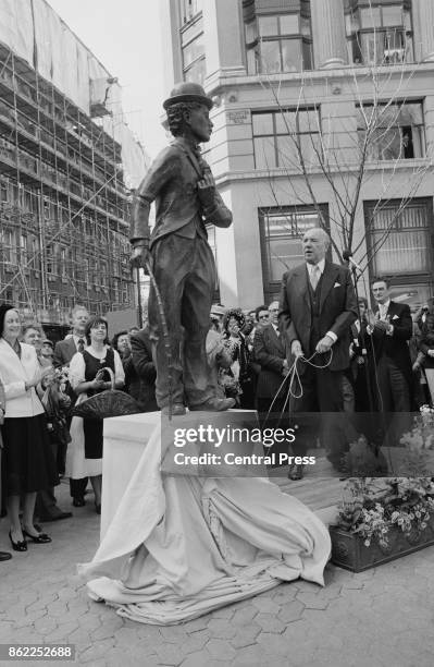 Charlie Ralph London 11 Statue Of Charlie Chaplin London Stock Photos, High-Res Pictures ...