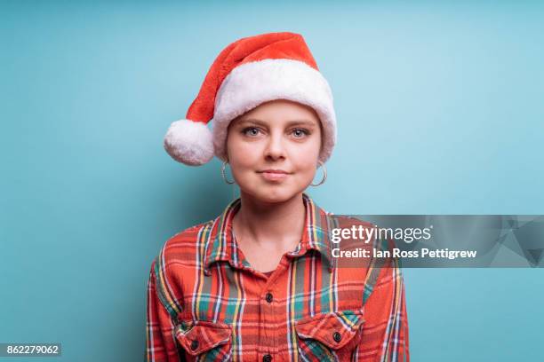 model wearing santa hat and plaid shirt - santa hat imagens e fotografias de stock