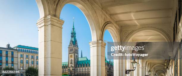 rathaus hamburgo spire con vistas a alsterarkaden shopping arcade hornacinas panorama alemania - hamburgo fotografías e imágenes de stock