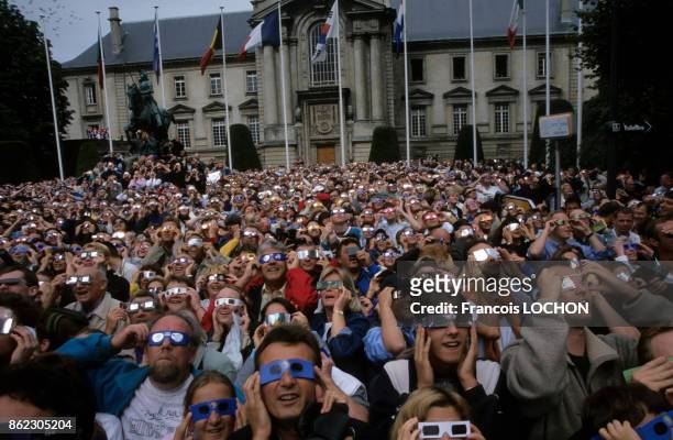 Spectateurs de l'éclipse totale du soleil utilisant des lunettes spéciales le 11 août 1999 à Reims, France.
