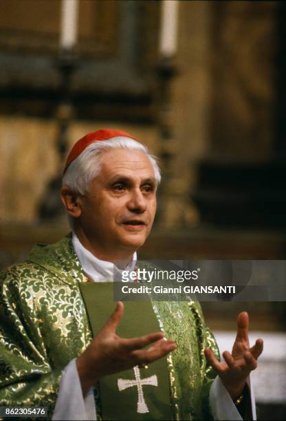 Le cardinal Joseph Ratzinger lors d'une cérémonie religieuse à Rome en novembre 1985, Italie.