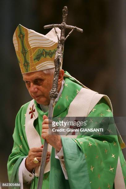Le Pape Benoît XVI lors d'une messe lors du XIème synode au Vatican le 3 octobre 2005, Italie.