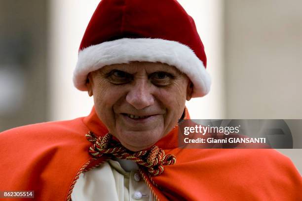 Le Pape Benoît XVI porte un camauro lors d'une rencontre avec des pélerins sur la place Saint-Pierre de Rome le 28 décembre 2005, Italie.