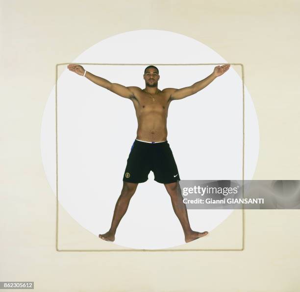 Le joueur de foot brésilien Adriano pose en 'Homme de Vitruve', dessin réalisé par Léonard de Vinci, 2005 à Milan, Italie.