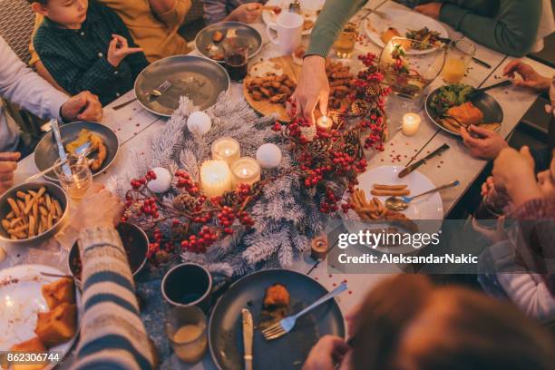 während der feier... - weihnachtstisch stock-fotos und bilder