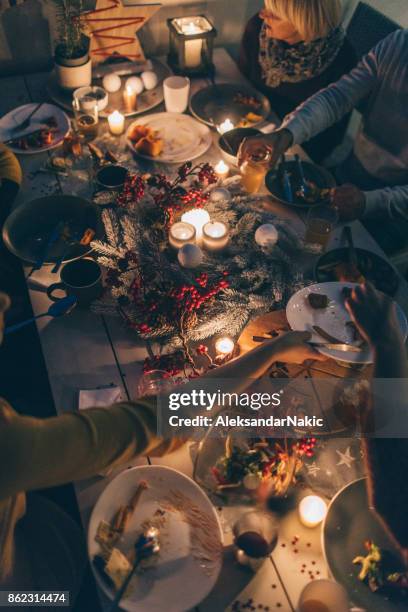 während der feier... - familie essen weihnachten stock-fotos und bilder