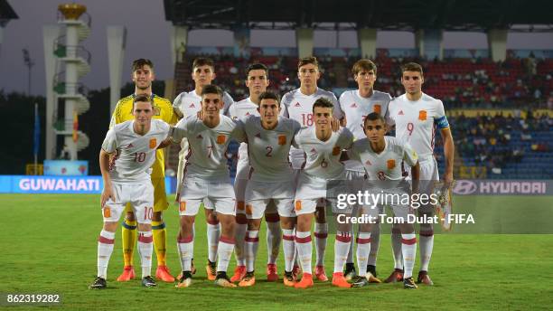 Players of Spain pose for a team photograph during the FIFA U-17 World Cup India 2017 Round of 16 match between France and Spain at Indira Gandhi...