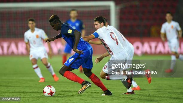 Oumar Solet of France and Abel Ruiz of Spain in action during the FIFA U-17 World Cup India 2017 Round of 16 match between France and Spain at Indira...
