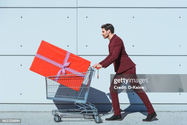 luxe-geschenketui - shopping trolleys stockfoto's en -beelden