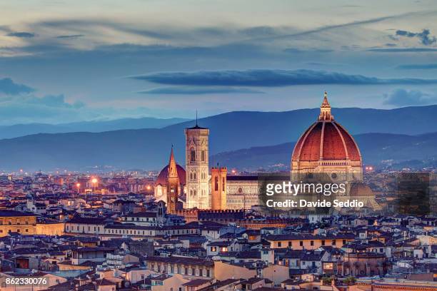 florence cathedral after the sunset - florence italy stockfoto's en -beelden