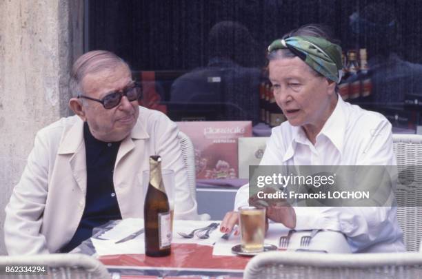 Jean-Paul Sartre et Simone de Beauvoir à la terrasse d'un café en septembre 1978 à Rome, Italie.