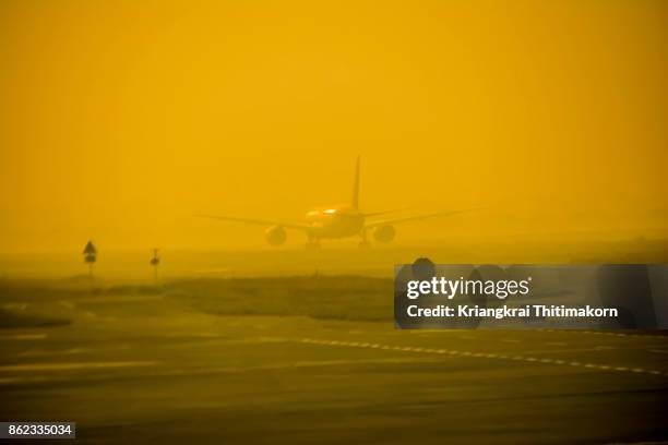 View Of Airplane Taking Off At New Delhi Airport India, 照片檔