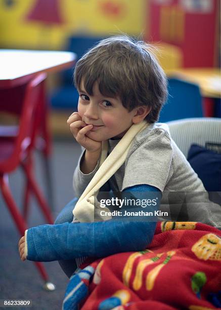 five year old boy with broken arm.  - broken arm foto e immagini stock